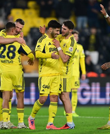 Fenerbahçe, Konyaspor'u 4-0 yenerek ikinci sıraya yükselmeyi başardı 13 Fenerbahçe - TÜMOSAN Konyaspor