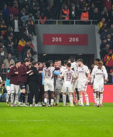 Trabzonspor, deplasmanda Göztepe'yi 2-1 mağlup etmeyi başardı. 17 Trabzon Spor