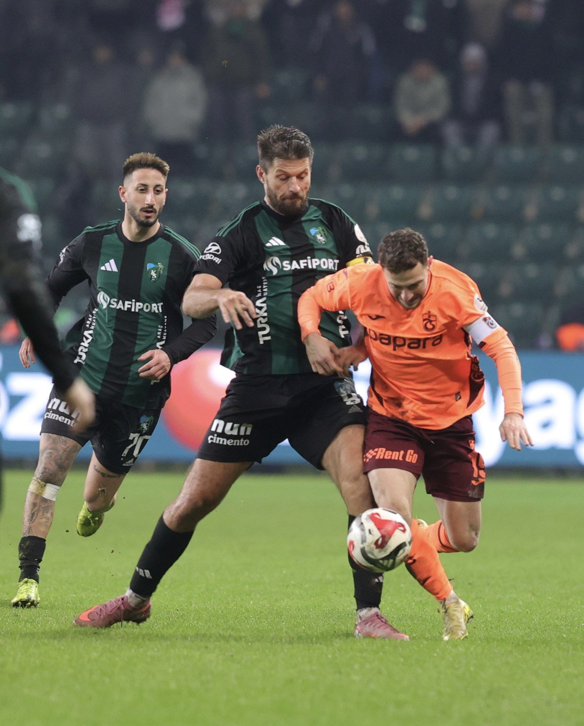 Trabzonspor, Kocaelispor'u 2-1 yenerek zirve iddiasını sürdürdü 1 AA 20260118 40293370 40293365 KOCAELISPOR TRABZONSPOR