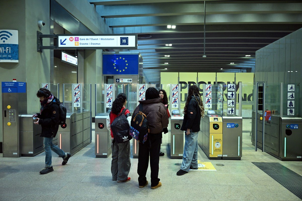 AA 20260126 40371325 40371319 BELCIKADA DEMIR YOLU CALISANLARININ 5 GUNLUK GREVI BASLADI 1