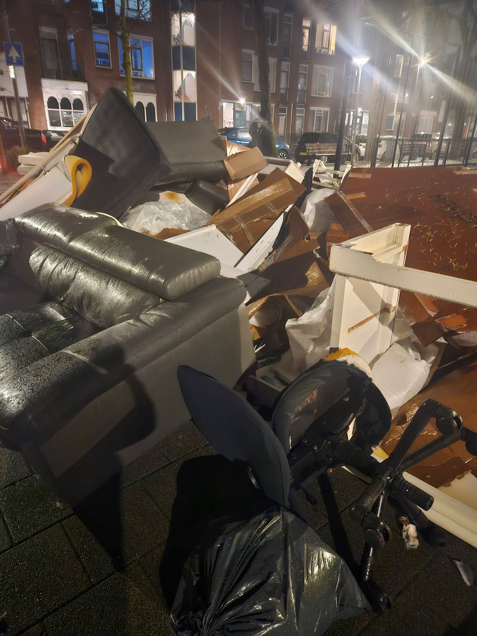 Rotterdam’da Sokakları Kirleten Düzensiz Mobilya Atıkları Tepki Çekiyor 1 FB IMG 1768375435604