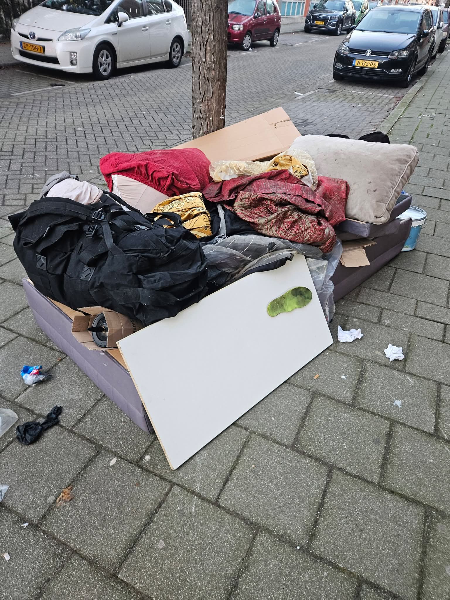 Rotterdam’da Sokakları Kirleten Düzensiz Mobilya Atıkları Tepki Çekiyor 10 FB IMG 1768389559171