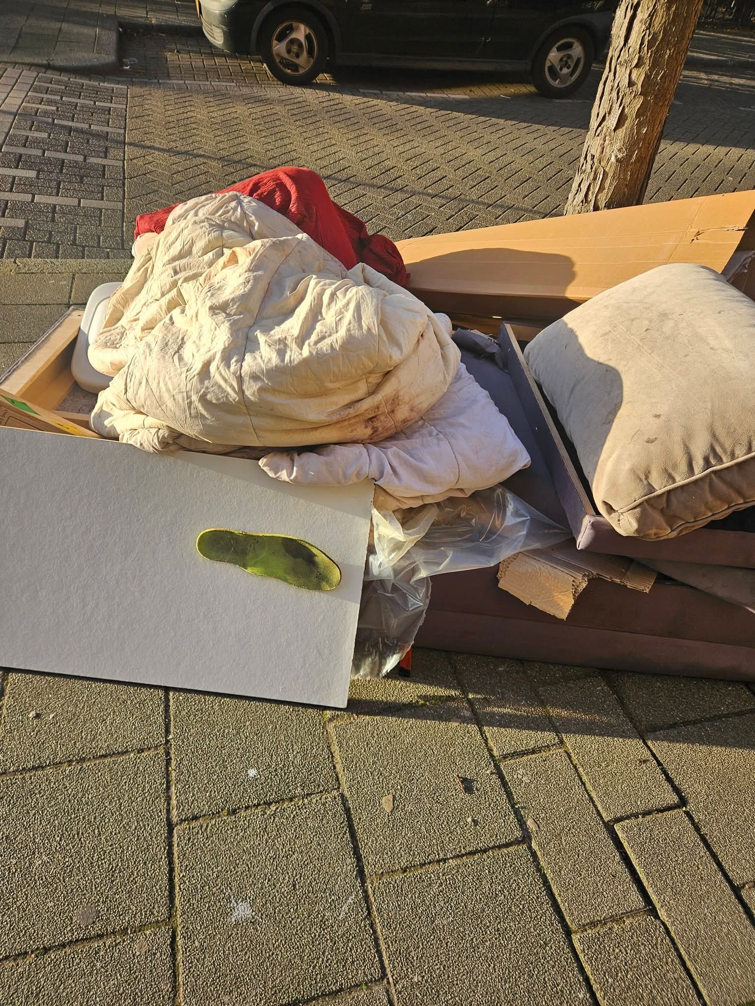 Rotterdam’da Sokakları Kirleten Düzensiz Mobilya Atıkları Tepki Çekiyor 5 FB IMG 1768389572262