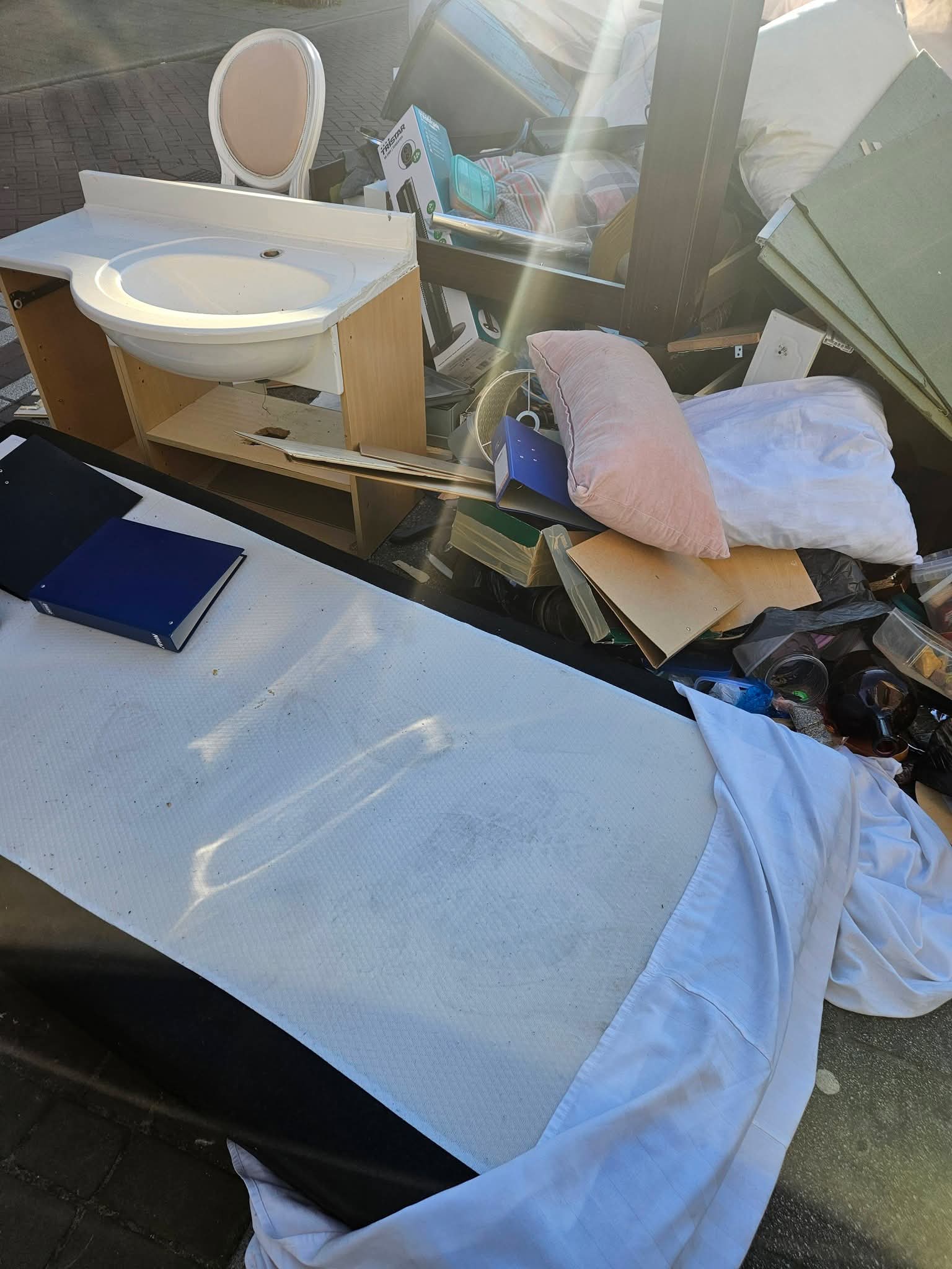 Rotterdam’da Sokakları Kirleten Düzensiz Mobilya Atıkları Tepki Çekiyor 6 FB IMG 1768389599722