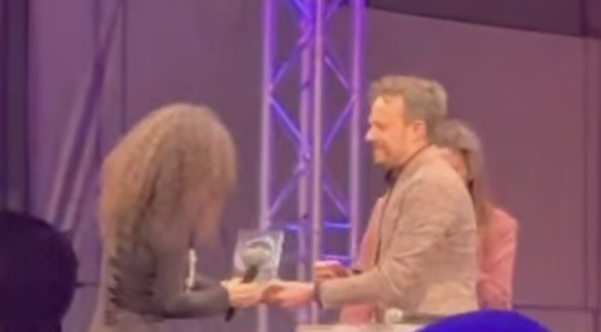 Ayşe Kadan Overijssel Bölgesi'nde "Yılın Gönüllüsü" Seçildi 5 Screenshot 20260116 123021 Facebook 1 scaled