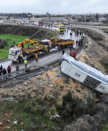 AA-20260201-40425597-40425592-ANTALYADA_DEVRILEN_YOLCU_OTOBUSUNDEKI_8_KISI_OLDU_26_KISI_YARALANDI