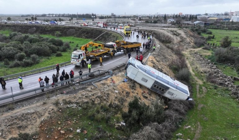 AA-20260201-40425597-40425592-ANTALYADA_DEVRILEN_YOLCU_OTOBUSUNDEKI_8_KISI_OLDU_26_KISI_YARALANDI