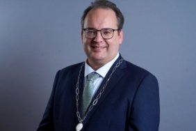 Burgemeester Serge Ferraro met ambtsketen