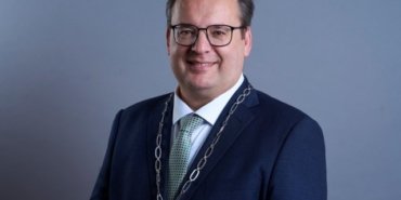 Burgemeester Serge Ferraro met ambtsketen