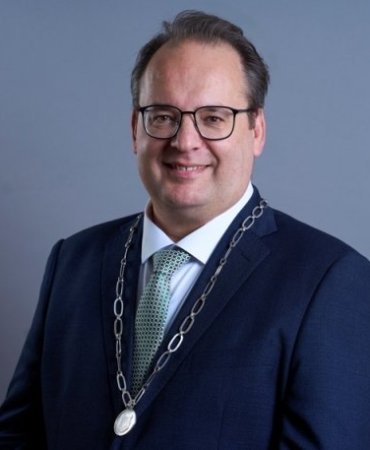 Huizen Belediyesi’nden Müslümanlara Gizli Araştırma İçin Özür 13 Burgemeester Serge Ferraro met ambtsketen