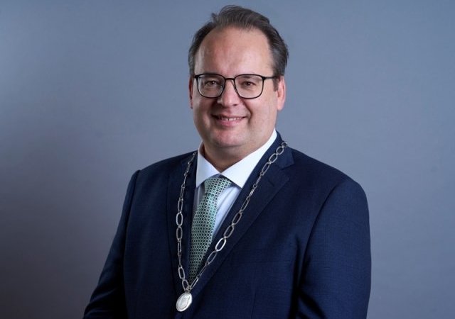 Burgemeester Serge Ferraro met ambtsketen