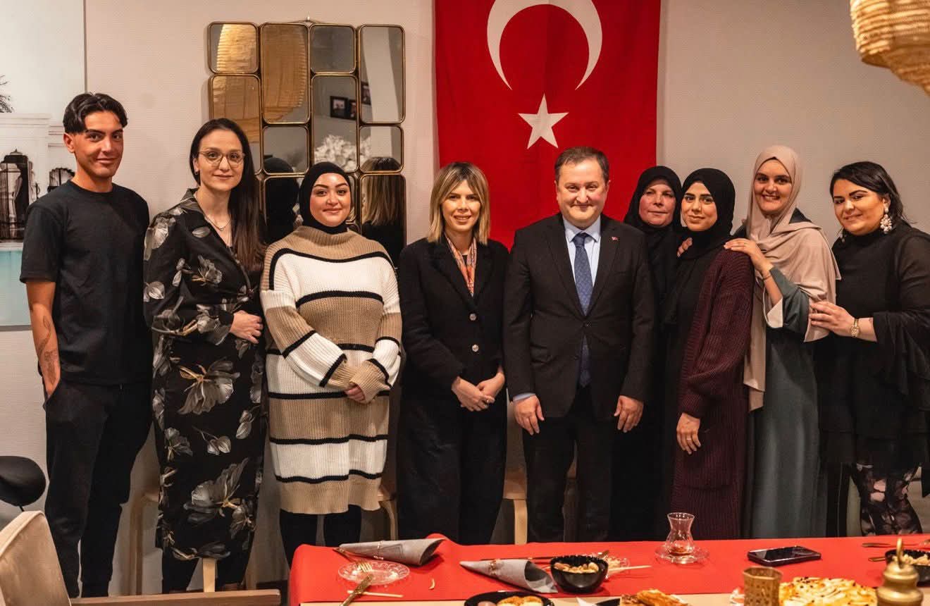 Gurbetteki Çınarlara Anlamlı Vefa: Başkonsolos Ersoy’dan Duygulandıran Ziyaret 2 FB IMG 1770915985845