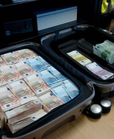 GÜMRÜKTEN KAÇAMADI: “HABERİM YOK” DEDİ, ÇANTASINDAN 105 BİN EURO ÇIKTI 5 FB_IMG_1771552734812