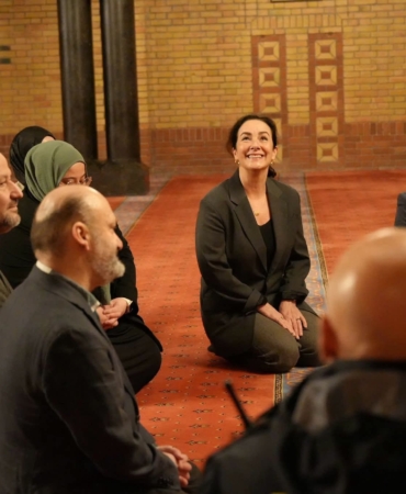 Fatih Camii Amsterdam’da Anlamlı Buluşma: Belediye Başkanı Femke Halsema İftara Katıldı 7 FB_IMG_1771795072873