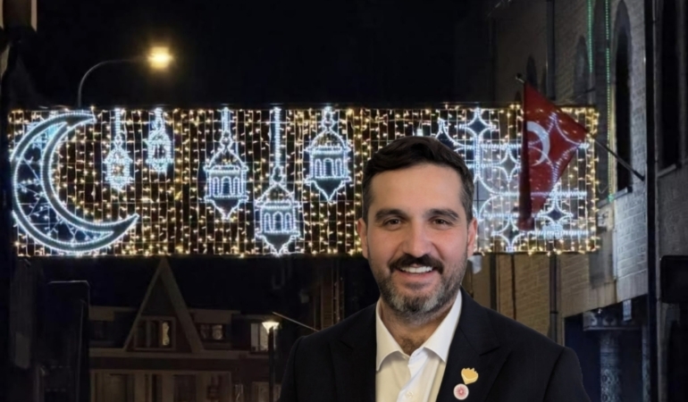 Belçika Zele’de Bir İlk: Mahya Geleneği Ramazan’da Şehri Aydınlatacak 1 Screenshot_20260216_204331_Photo Editor