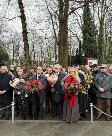 Hollanda'da Hocalı şehitleri Soykırım Anıtı önünde 34 yıllık acıyla anıldı. ( Video Haber ) 3 WhatsApp Image 2026-02-22 at 21.09.15
