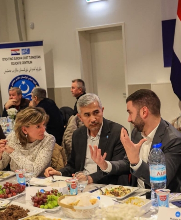 Avrupa Doğu Türkistan Maarif Vakfı’ndan Hollanda’da Geniş Katılımlı İftar Buluşması 12 FB_IMG_1772645237261