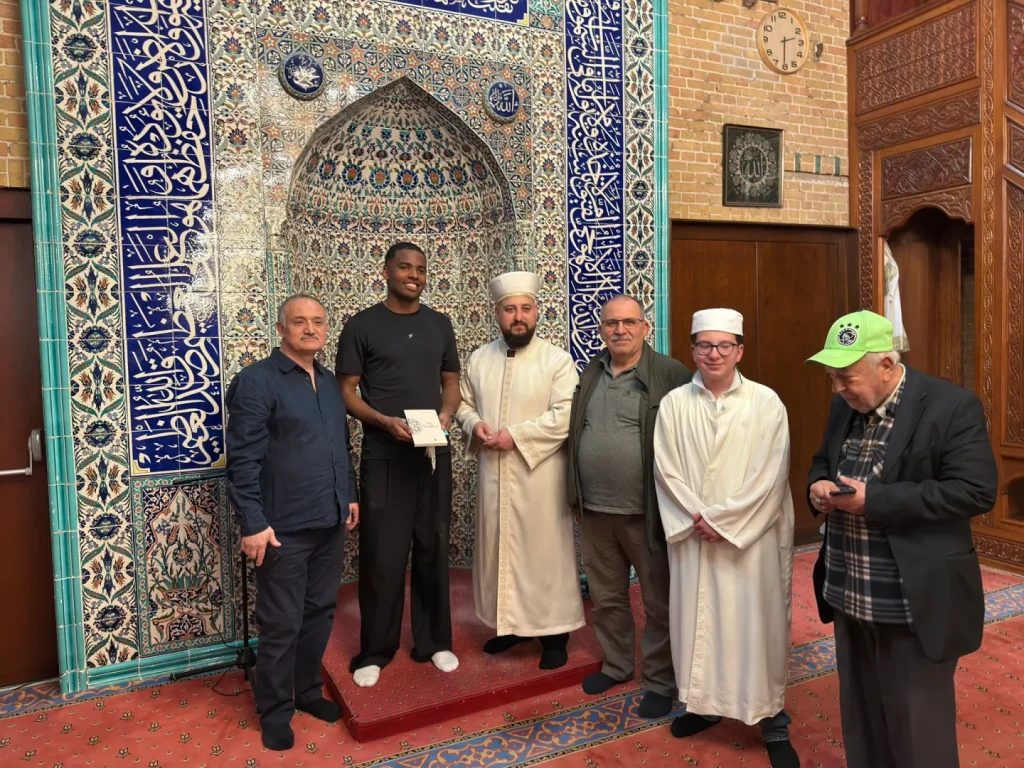 Amsterdam Fatih Camii’nde Hidayet Sevinci: Curaçao’lu Genç Müslüman Oldu