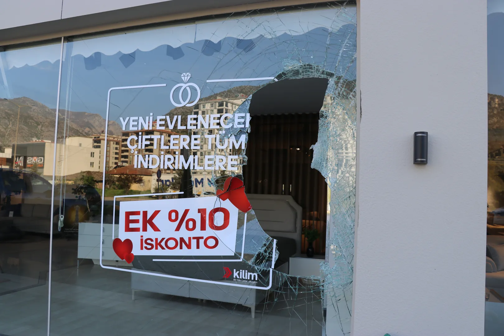 AA 20260430 41248214 41248212 AMASYADA KAMYONUN YERINDEN CIKAN TEKERLEGI MOBILYA MAGAZASINA GIRDI