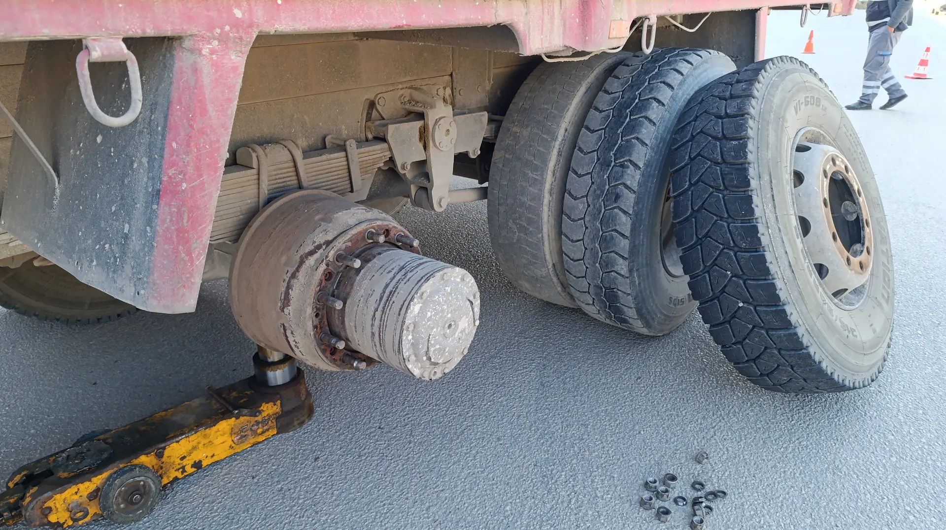 AA 20260430 41248214 41248213 AMASYADA KAMYONUN YERINDEN CIKAN TEKERLEGI MOBILYA MAGAZASINA GIRDI