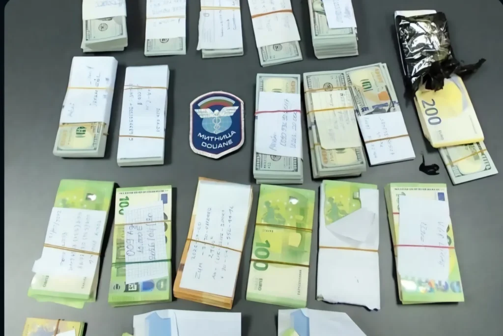 Bulgar Gümrüğünde Sürücü kabin içinde gizli bölmelerde paketlenmiş 166.600 dolar ve 57.750 euro ile yakalandı