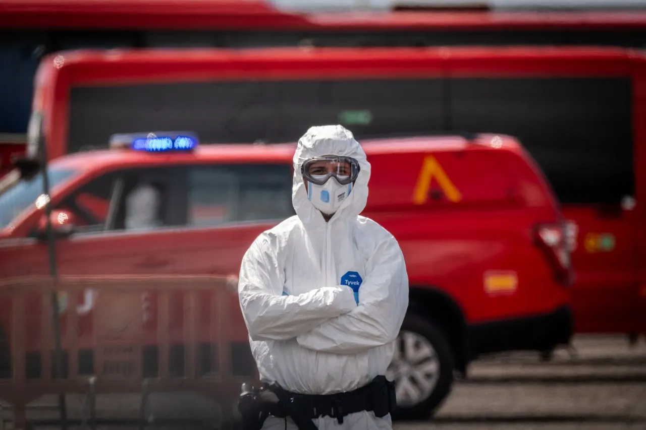 AA 20260510 41340576 41340567 HANTAVIRUS VAKALARININ CIKTIGI YOLCU GEMISINDE LIMANDAN HAVALIMANINA TAHLIYELER BASLADI