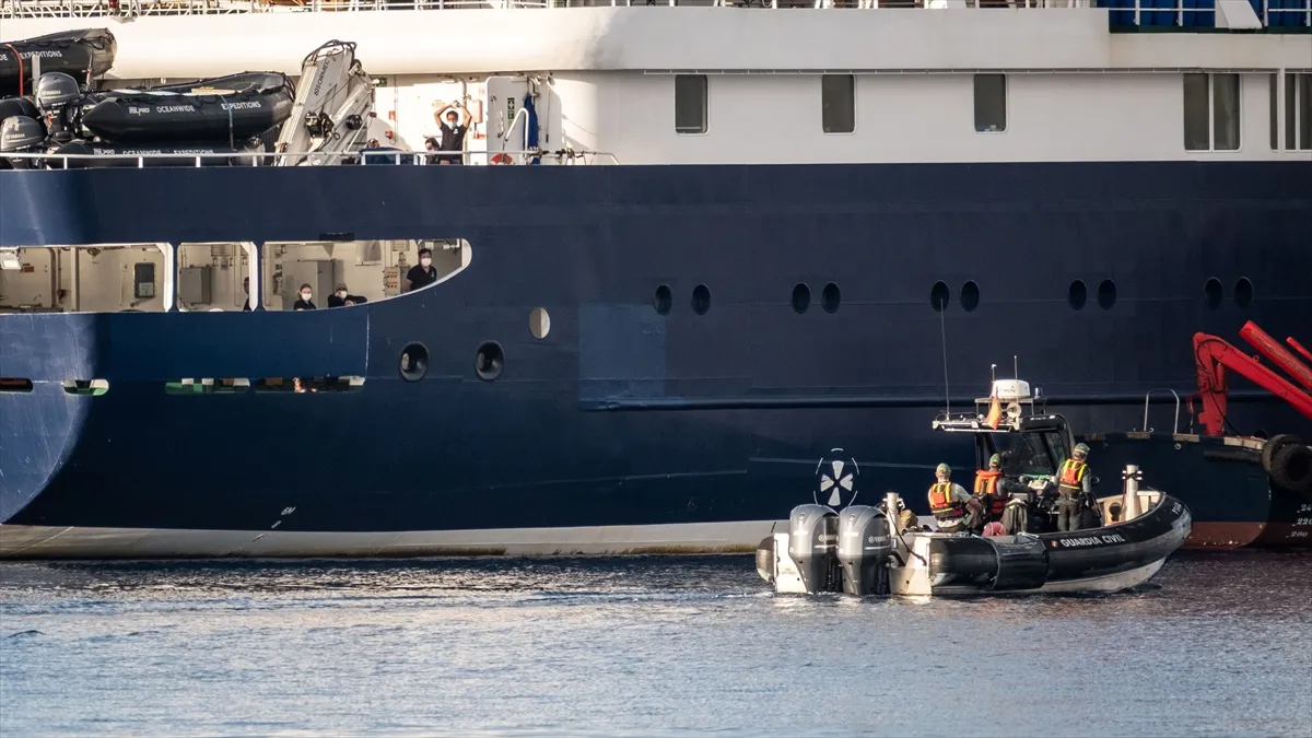 Dünya'yı korkutan yolcu gemisi MV Hondius Rotterdam Limanı'na ulaştı 1 AA 20260511 41352546 41352545 HANTAVIRUS VAKALARININ OLDUGU YOLCU GEMISI TENERIFEDEN AYRILARAK ROTTERDAMA HAREKET ETTI