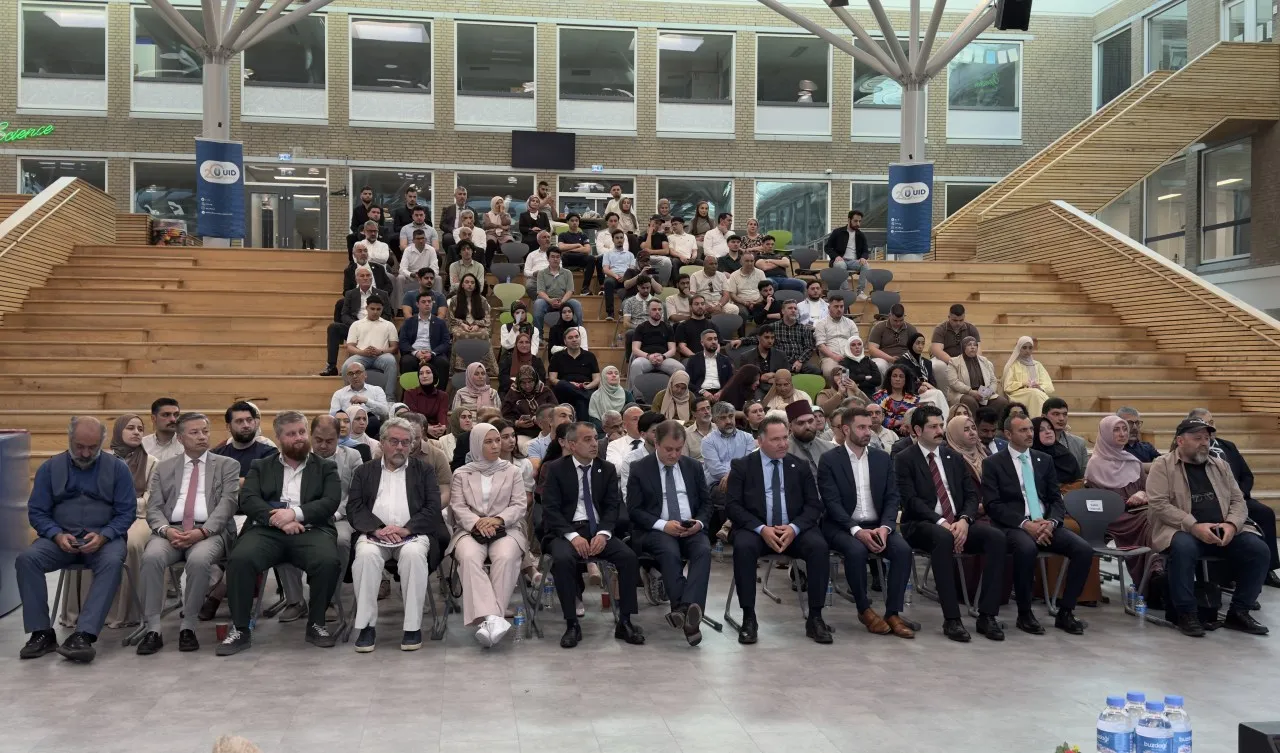 AA 20260523 41480317 41480309 HOLLANDADA MUSLUMAN KARSITLIGIYLA MUCADELE PANELI DUZENLENDI