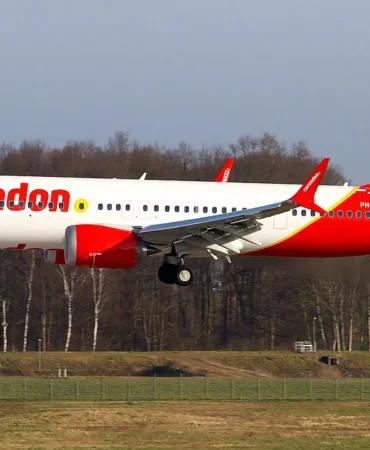 Corendon_Dutch_Airlines_Boeing_737_Max_9_landing_at_Hannover_Airport