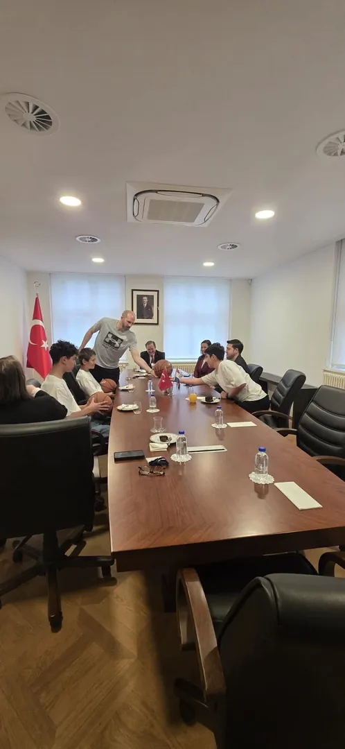 Amsterdam Başkonsolosluğunda Anlamlı Organizasyon: Genç Basketbolculara Milli Moral