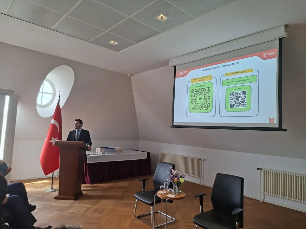 Amsterdam Başkonsolosluğu’nda “Hollanda Öğrenci Buluşması” Gerçekleştirildi 6 FB IMG 1779466105993