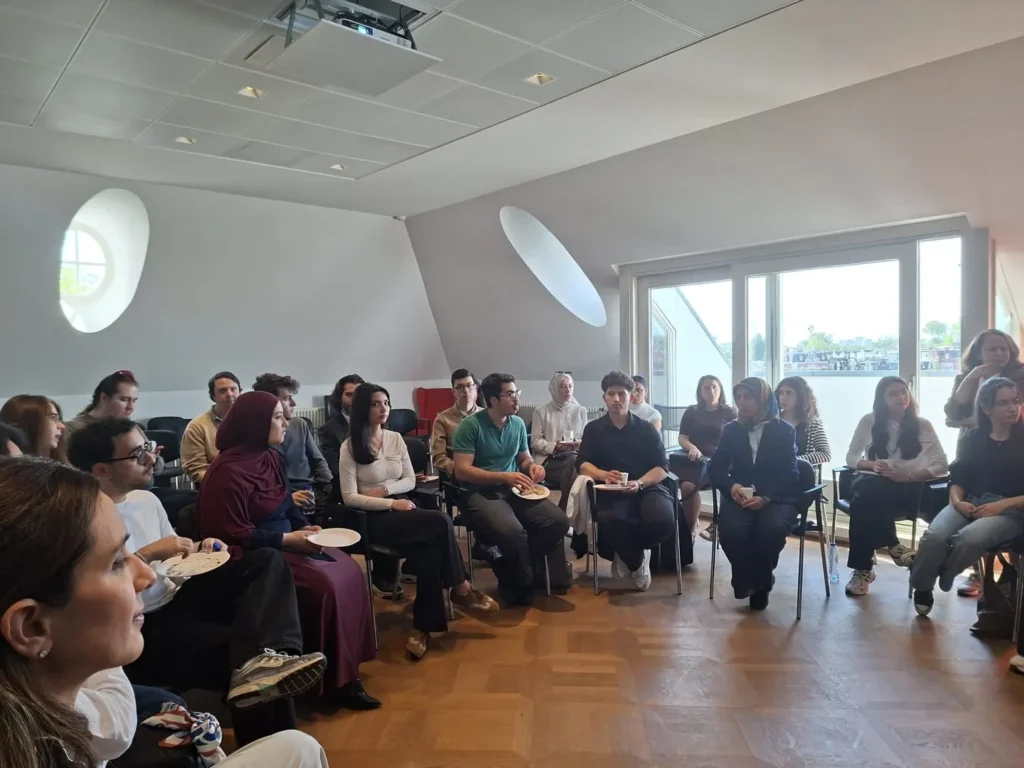 Amsterdam Başkonsolosluğu’nda “Hollanda Öğrenci Buluşması” Gerçekleştirildi 10 FB IMG 1779466125883