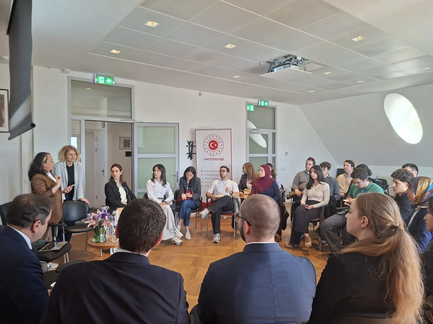 Amsterdam Başkonsolosluğu’nda “Hollanda Öğrenci Buluşması” Gerçekleştirildi 9 FB IMG 1779466129446