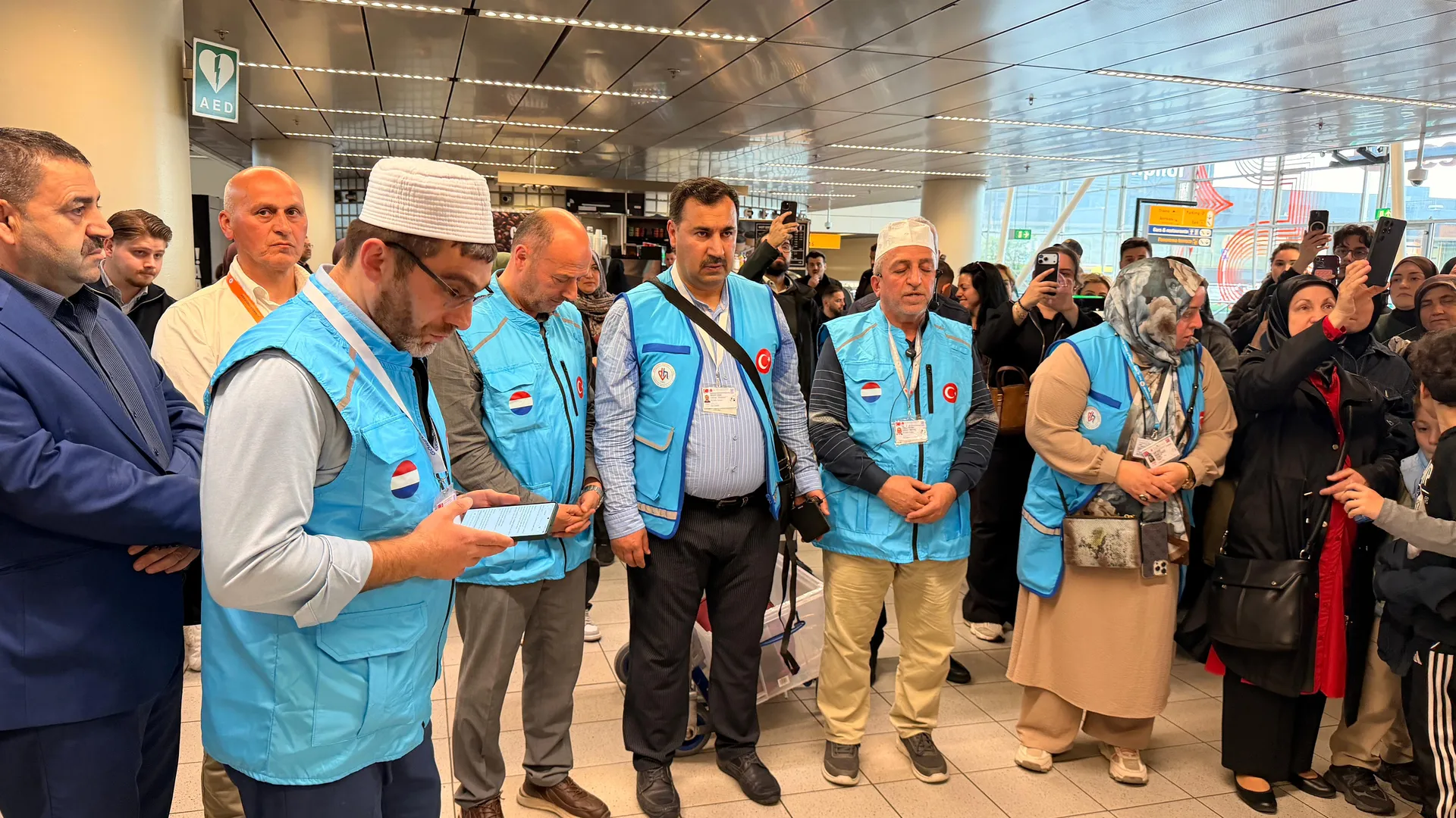 Hollanda’dan ilk hacı adayları dualarla kutsal topraklara uğurlandı