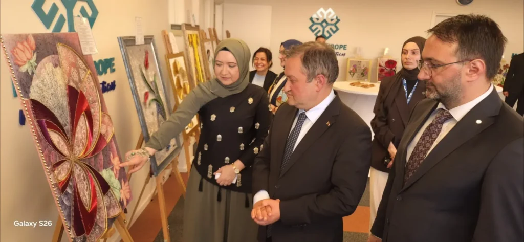 Amsterdam’da Filografi Sanatına Yoğun İlgi: Maarif Europe’da “Bağ Kurmak” Sergisi Açıldı