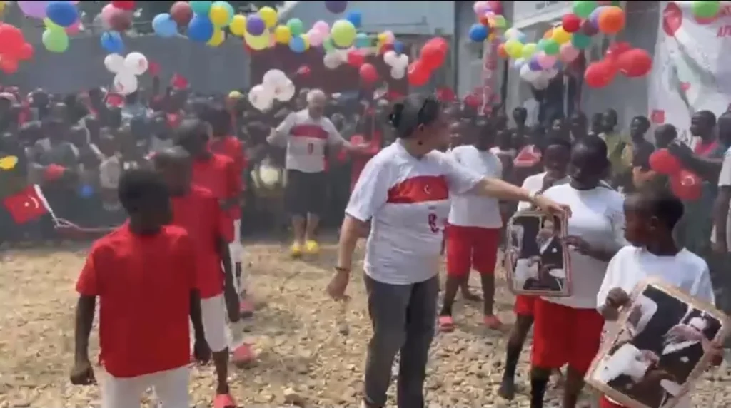 Burundi’de Altın Lale’nin 19 Mayıs coşkusu: Bülent Türker çocuklara Gençlik Bayramı hediye etti.