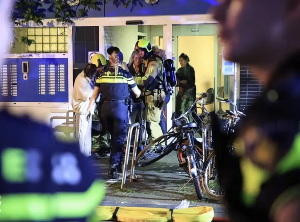 Den Haag’ta Yaşlılar Apartmanında Yangın Faciası: Bir Kişi Hayatını Kaybetti,Mağdurlara Cami Kapısını Açtı