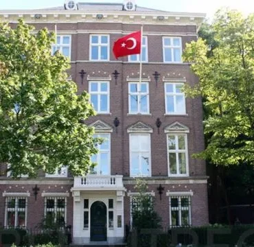 _102940996_hollanda-amsterdam-turk-baskonsoloslugu-randevu-alma-1024x505