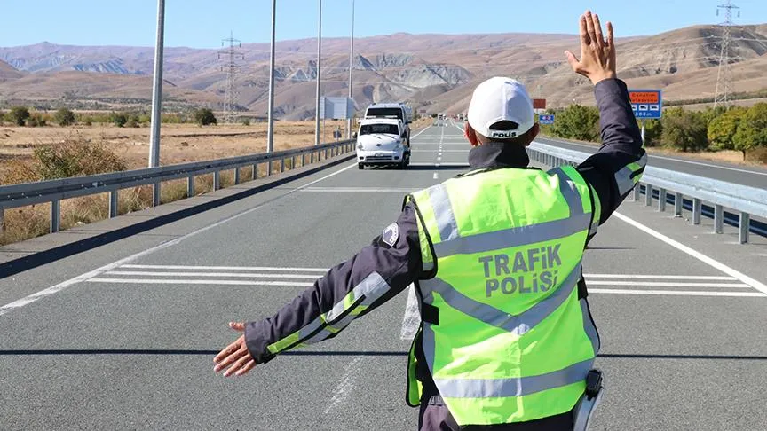 Hollanda Ehliyetiyle Türkiye’de Araç Kullananlar Dikkat: Pasaport Yanınızda Olmazsa Ceza Kaçınılmaz