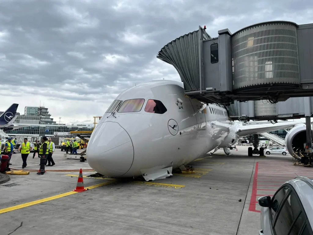 Neredeyse Sıfır Km'lik Lufthansa Uçağı Çöktü: Los Angeles Seferi İptal 5 FB IMG 1780600232902