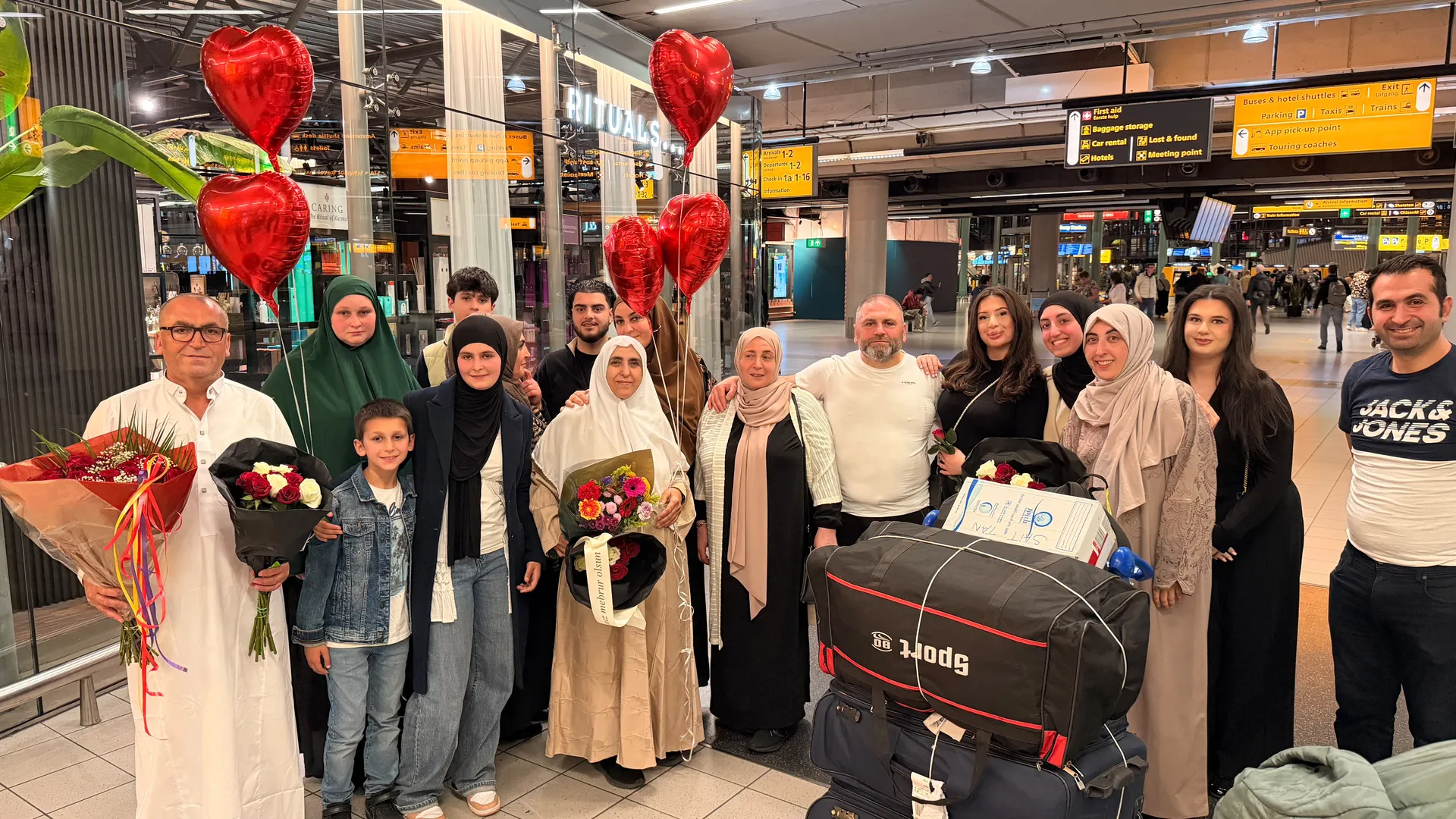 Hollanda’dan Kutsal Topraklara Giden 814 Hacı Dönüş Yaptı 6 IMG 20260611 WA0063