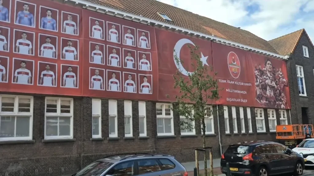 Hollanda’da Milli Takım Heyecanı: Sokaklar da Camiler de Kırmızı-Beyaz