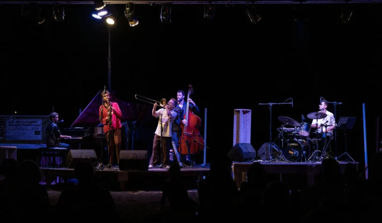 AA-20260730-42103201-42103197-23_ULUSLARARASI_GUMUSLUK_MUZIK_FESTIVALINDE_CAZ_KONSERLERI_DUZENLENDI