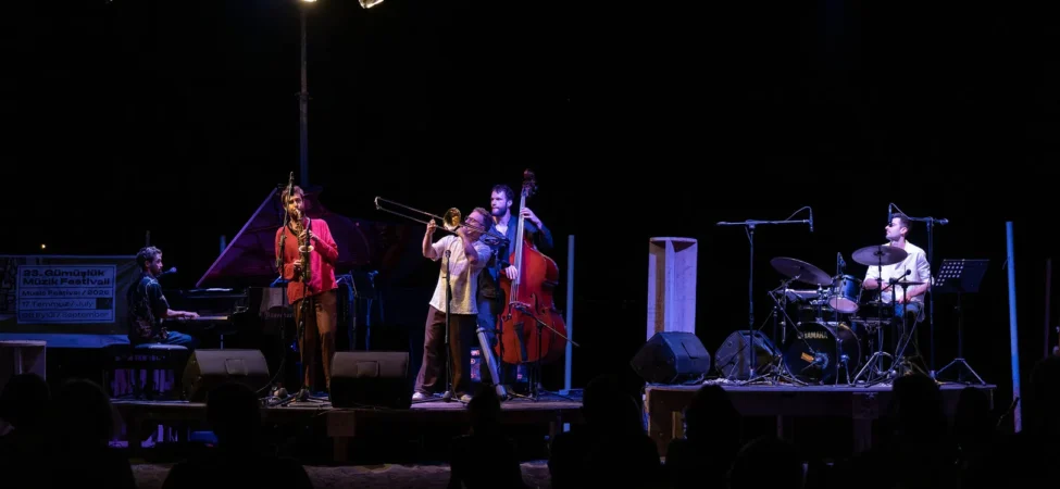 AA-20260730-42103201-42103197-23_ULUSLARARASI_GUMUSLUK_MUZIK_FESTIVALINDE_CAZ_KONSERLERI_DUZENLENDI