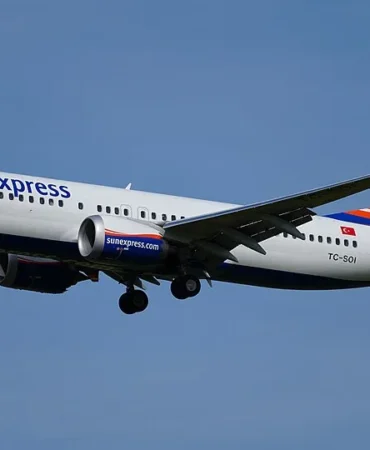 Berlin_Brandenburg_Airport_SunExpress_Boeing_737-8_MAX_TC-SOI_(DSC01636) (1)