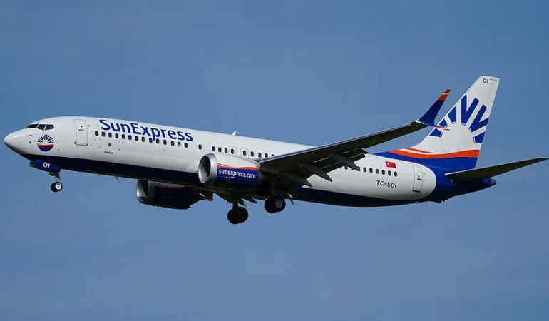 Berlin_Brandenburg_Airport_SunExpress_Boeing_737-8_MAX_TC-SOI_(DSC01636) (1)