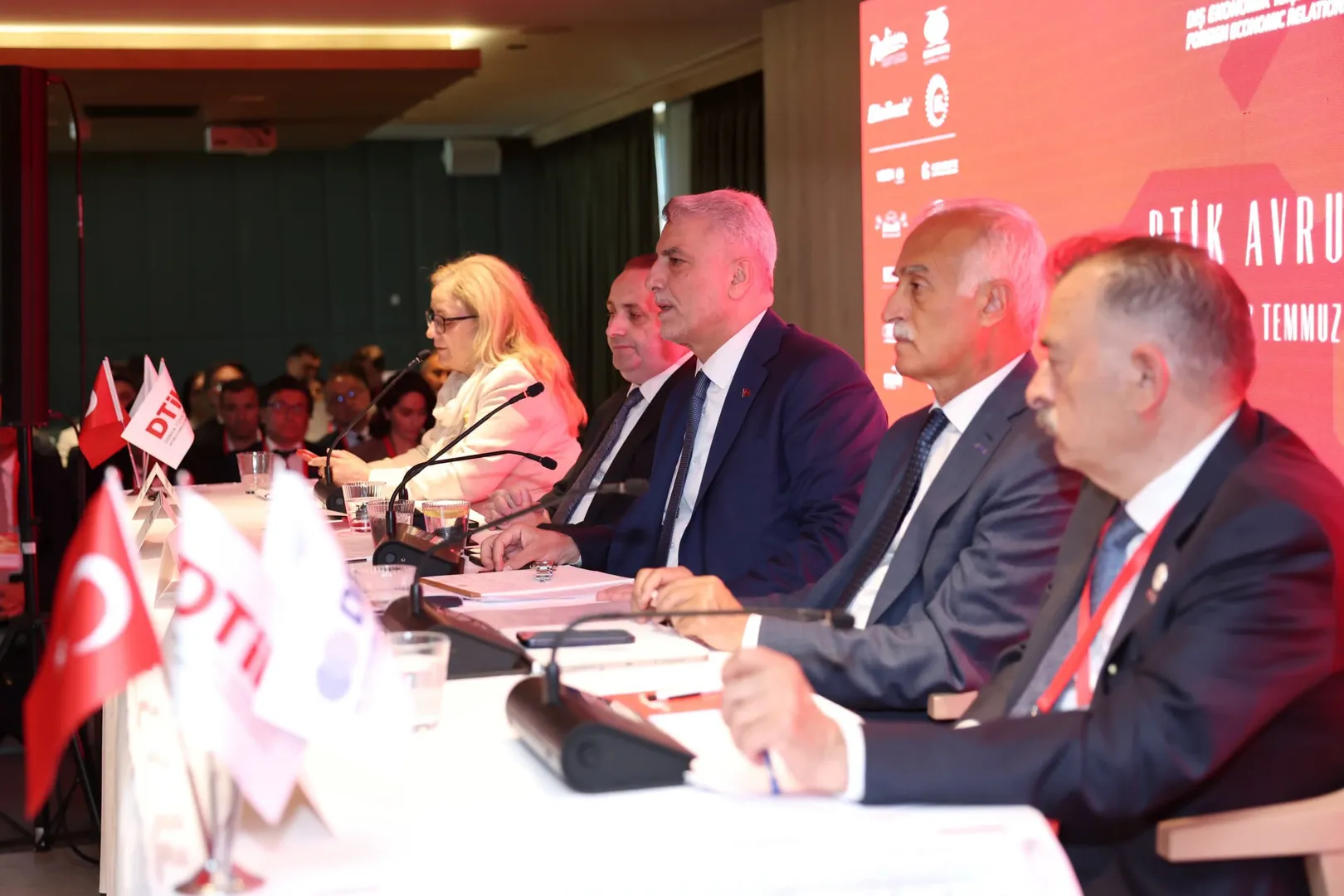 Ticaret Bakanı Ömer Bolat, Amsterdam'da Avrupa'daki Türk İş Dünyasıyla Buluştu 4 FB IMG 1783010720111