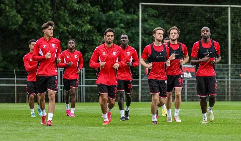 AA-20260723-42049449-42049446-SAMSUNSPOR_HOLLANDADA_KAMP_CALISMASINI_SURDURUYOR