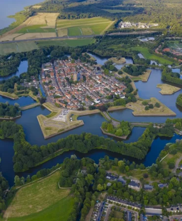 AA-20260803-42129206-42129192-HOLLANDANIN_YILDIZ_BICIMLI_SEHRI_NAARDEN