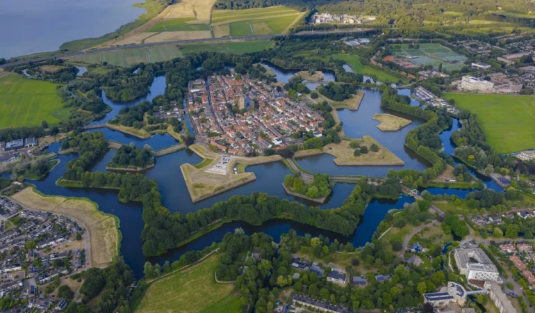 AA-20260803-42129206-42129192-HOLLANDANIN_YILDIZ_BICIMLI_SEHRI_NAARDEN